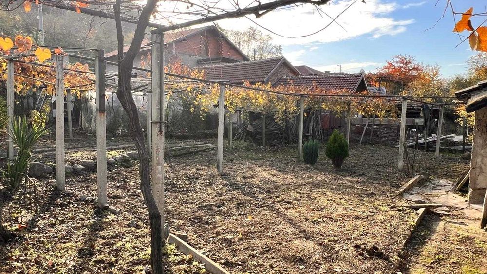 ПРОДАВА СЕ: Просторна двуетажна къща с двор и чудесна локация!