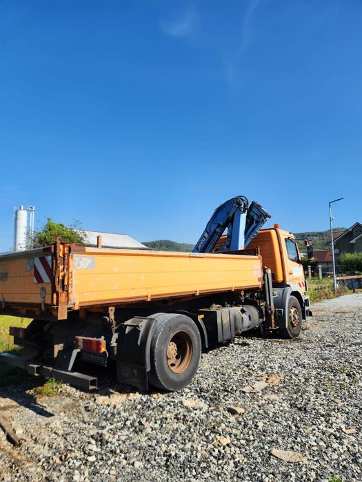 Camion Mercedes Atego basculabil și macara