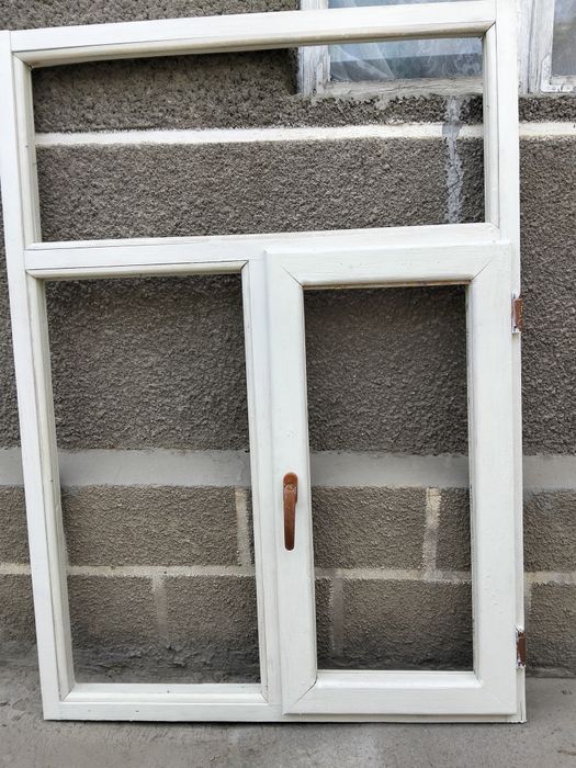 Окна деревянные , окрашены в белый цвет, двухкамерные