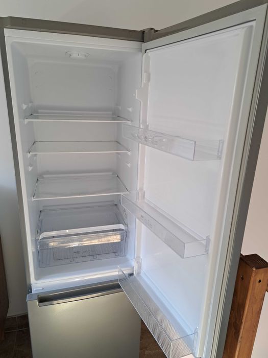 Vând combină frigorifică Arctic (în garanție)