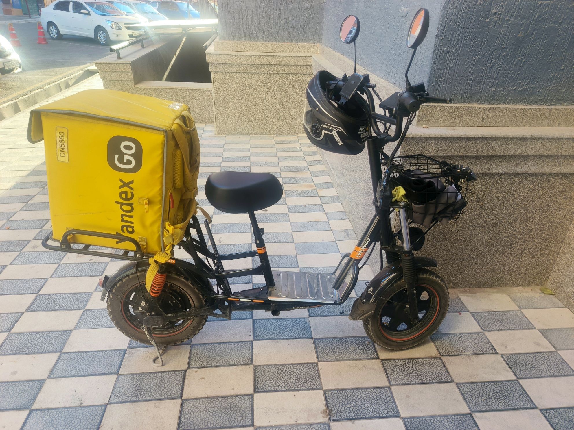 Monster drongo moped