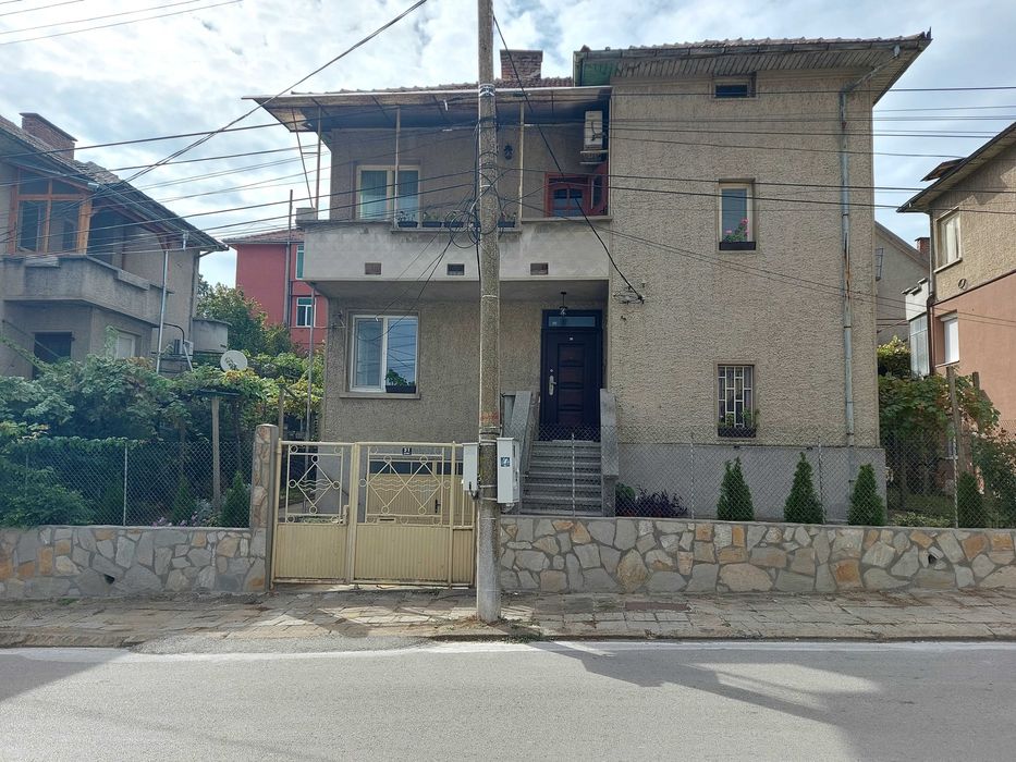 Имот с двуетажна къща, с гараж, Център, град Горна Оряховица