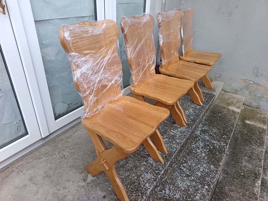 Vând 4 scaune solide din lemn masiv de stejar în stare foarte bună