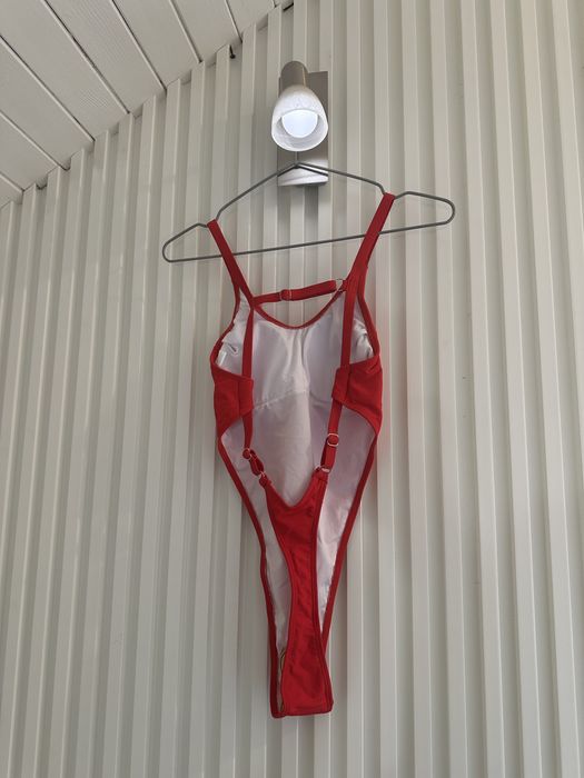 Цял червен бански с прашка