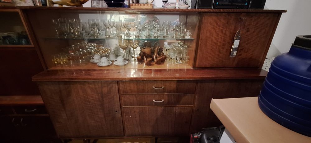 ПОДАРЯВМ Бюфет с витрина