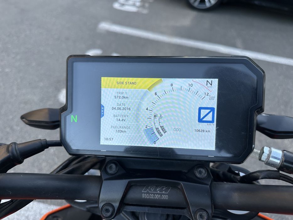 - KTM DUKE 390 -