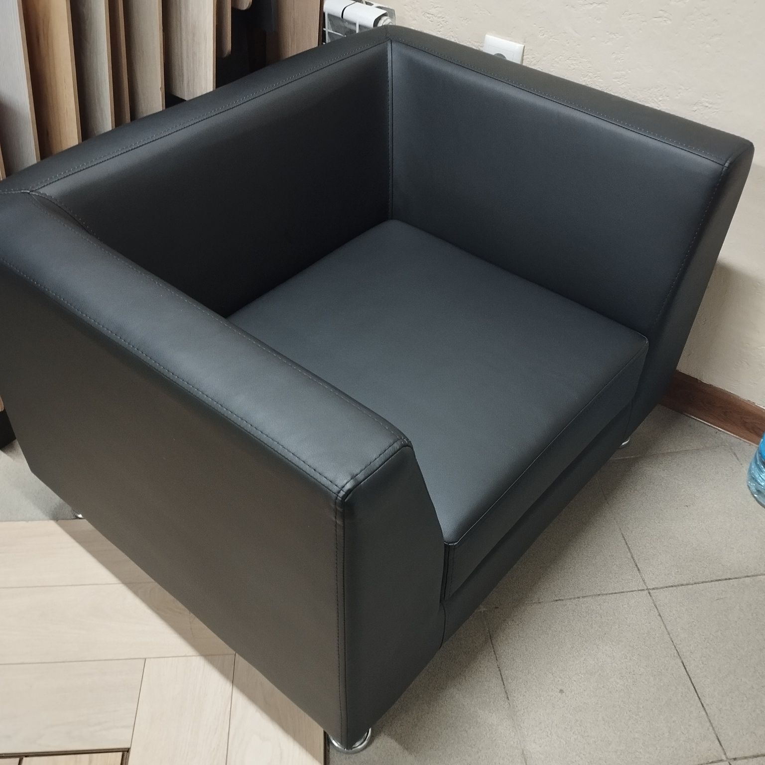 Кожанный диван и кресло