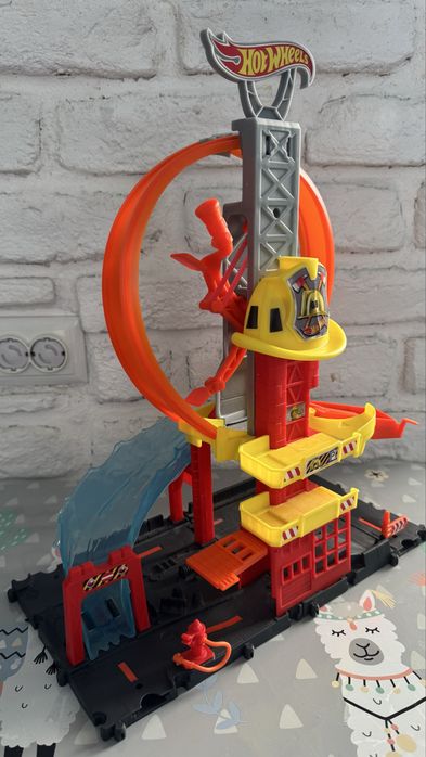 Hot Wheels®City Пожарна Super Loop Fire Station