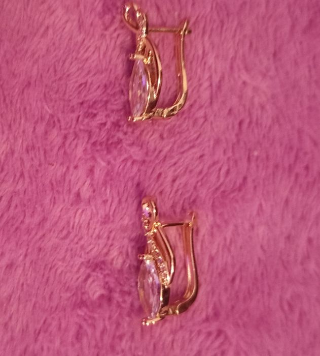 Cercei auriu cu zirconiu foarte frumoasi