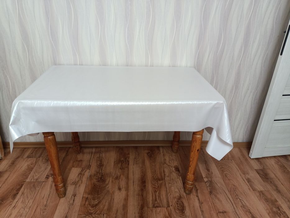 Продам кухонный стол без табуреток