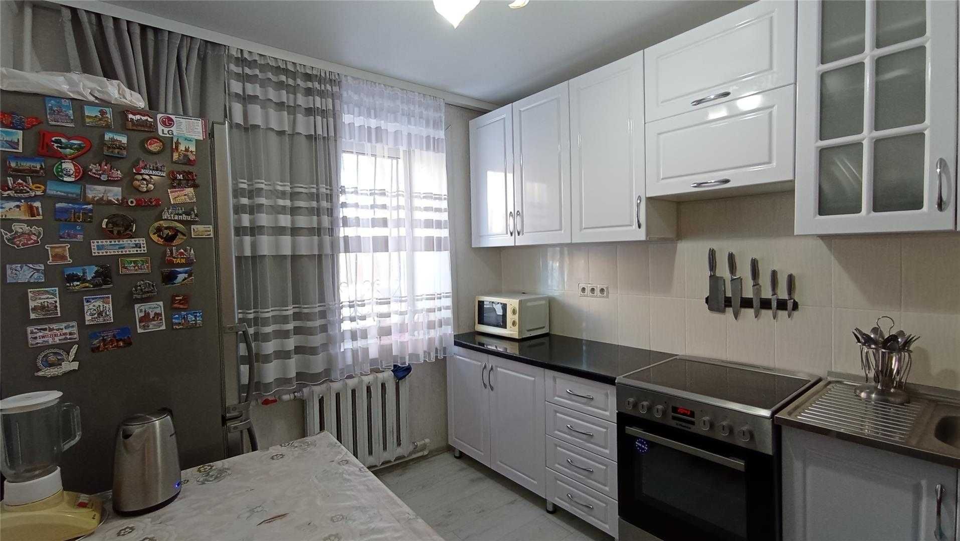 Продам 3-комнатную квартиру на 6 микрорайоне, 54 м², 1/9 этаж