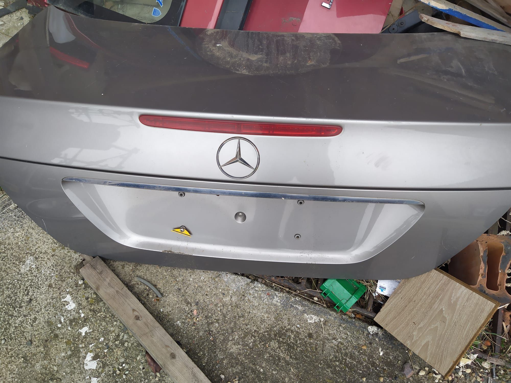 Продавам заден капак за Мерцедес  е класа W211 50 лв.