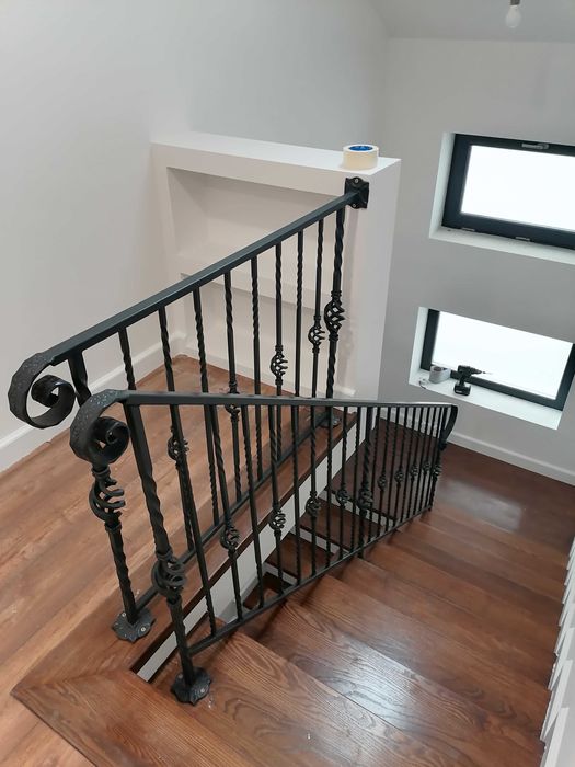 Balustrade din fier forjat și antichizat și lăcuit.