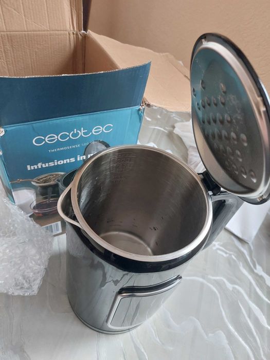 Нова електрическа кана Cecotec с тъчскрийн