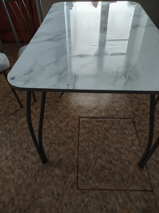 Продам комплект стол и 4 стула на кухню