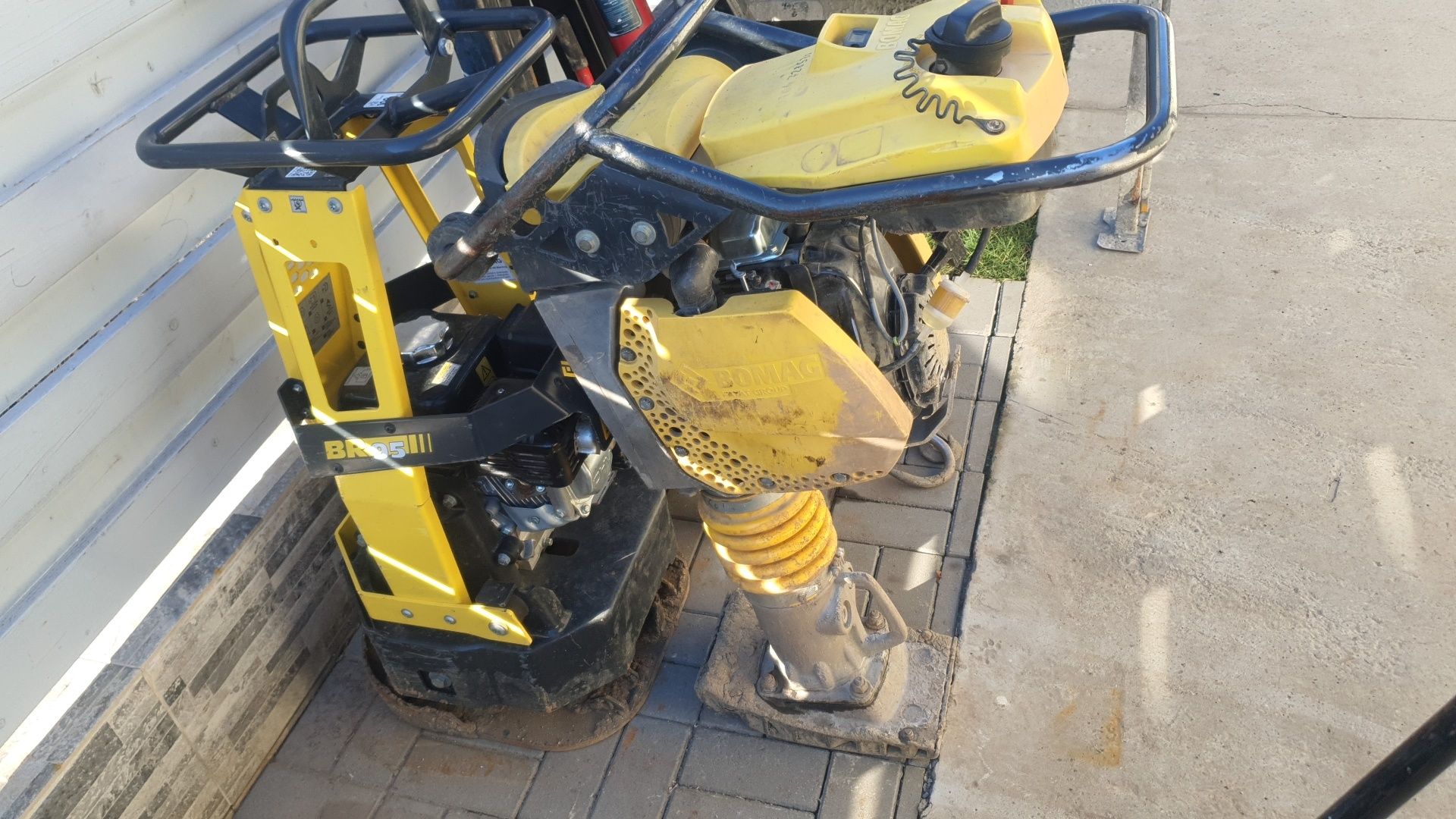 Inchiriez mai compactor, placa, cangur,picior
