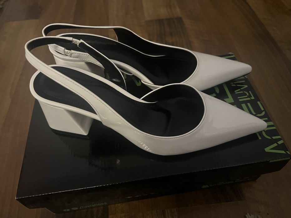 Sanda alb, comoda, toc gros, piele ecologica