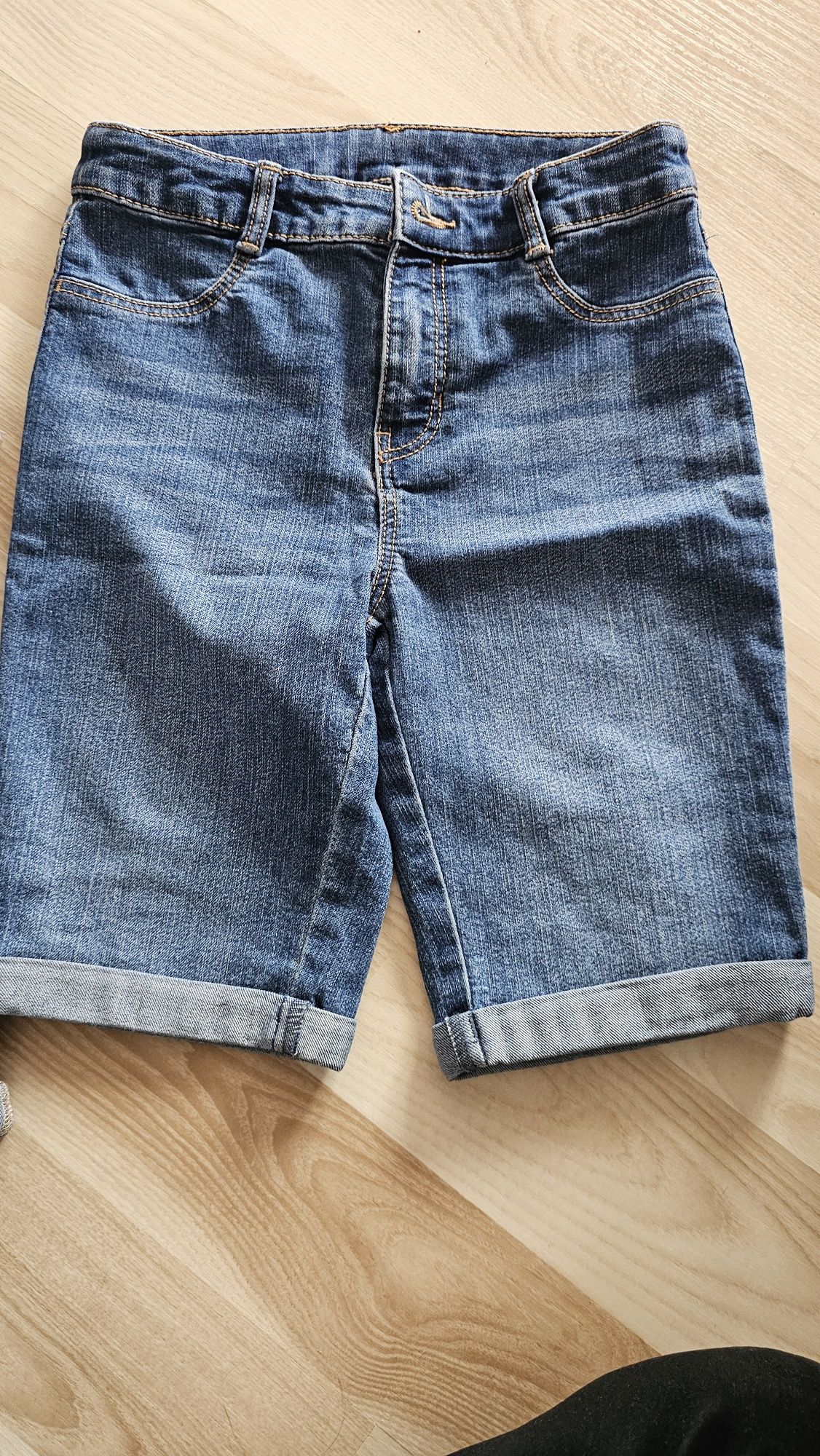 Pantaloni blugi scurți  122-140 marimi, 30 ron bucata