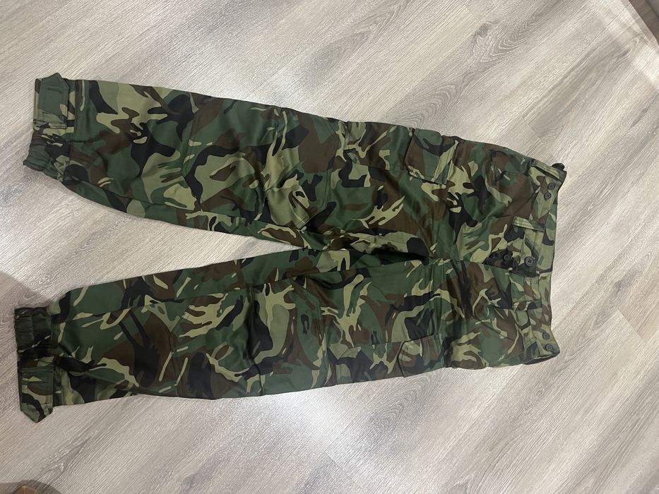 Продавам камуфлажни дрехи