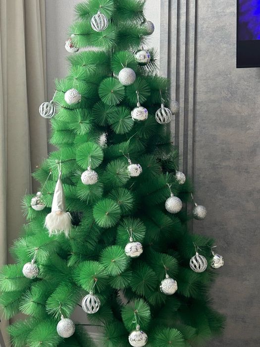 Продам елку 1.8 размером