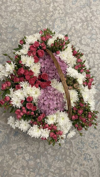 букет/цветы в корзине, кустовые розы, гортензии, хризантии