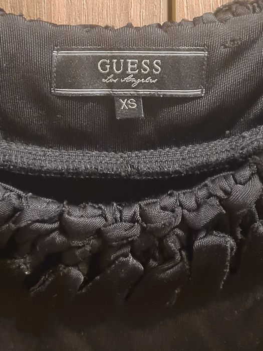 Рокля Guess с ефектни ръкави