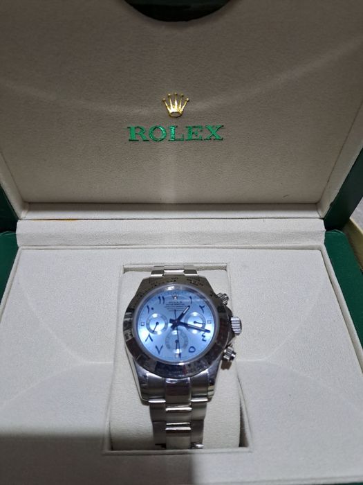 Мужские наручные часы.