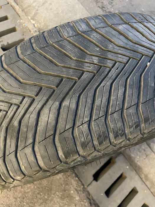 Продавам MIchelin crossclimate 2 всесезонни гуми 235/45/18 Dot 2023 5m