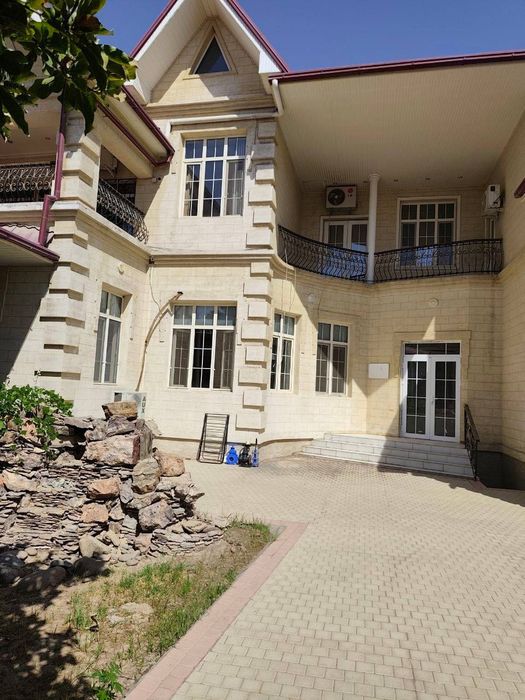 Mirzo Uluģbek tuman Buyuk ipak yòli metro oldida