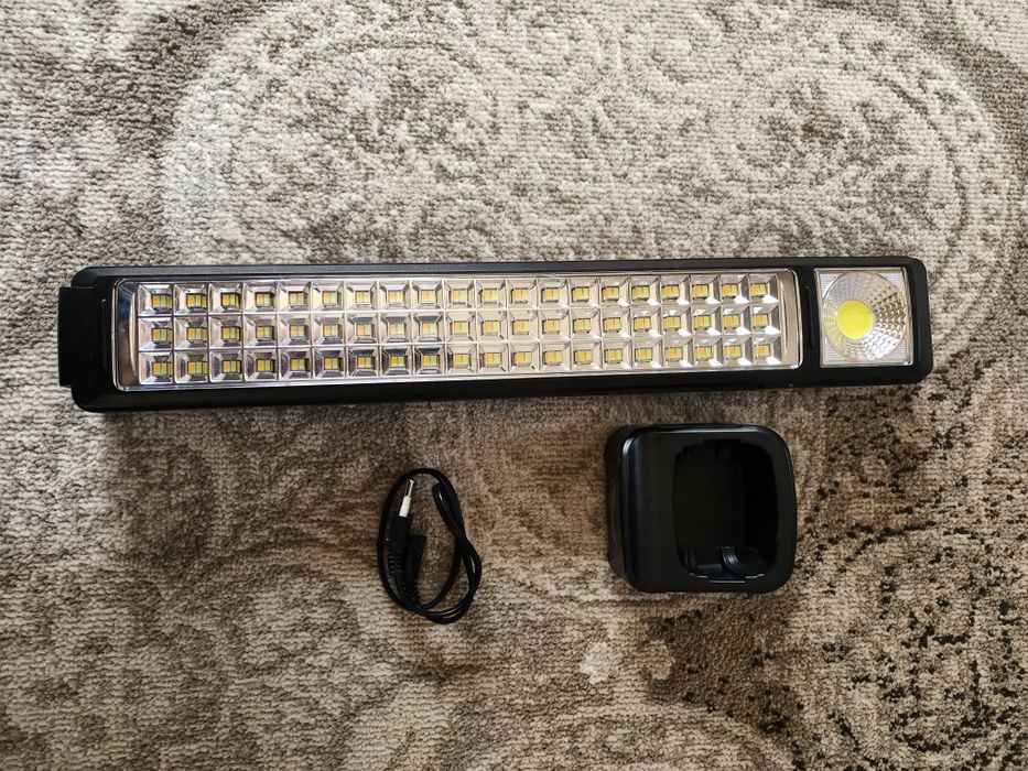 Lampa led cu încărcare solară