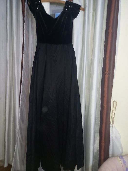 Rochie neagră de seară