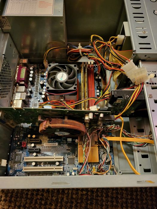 Компютър, клавиатура и мишка за 75 лв.+ подарък стол