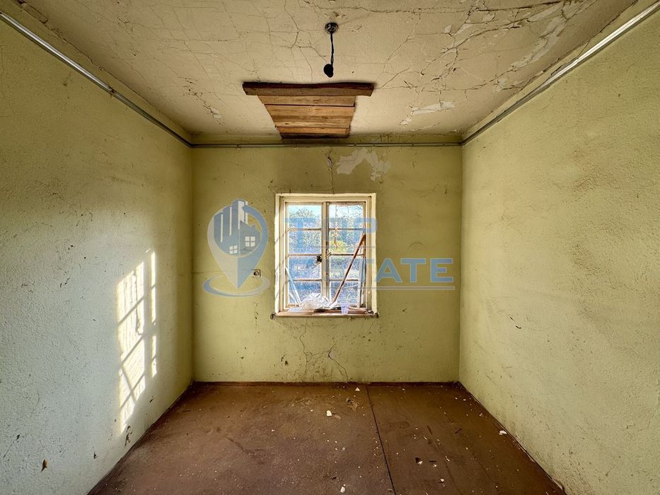 Двуетажна тухлена къща с кладенец в с. Михалци, област Велико Търново.