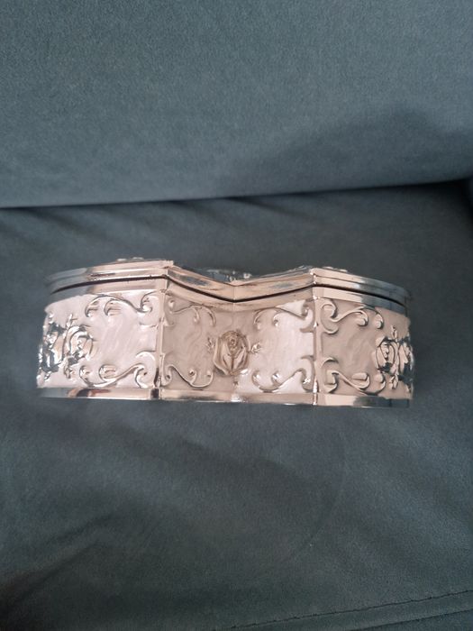 Vând cutiuță elegantă în formă de inimă dublă