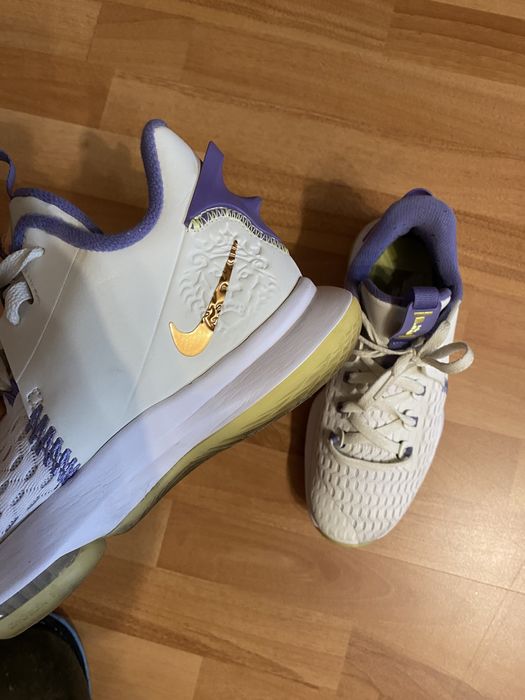 Vând Nike Lebron Witness 5 Basketball