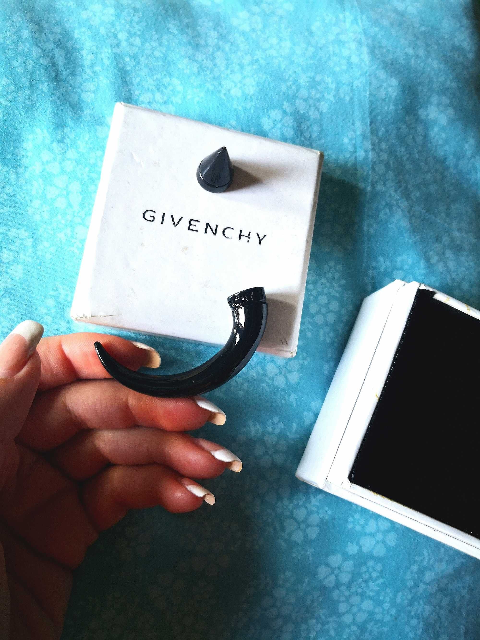 Магнитна обица - Givenchy черна