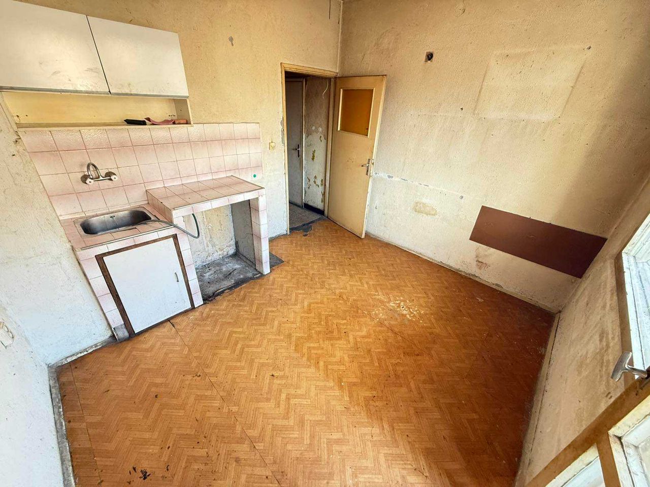 Продава се Двустаен апартамент в Велико Търново, Център - 42 кв.м за 1024 €/кв.м - Снимка #3