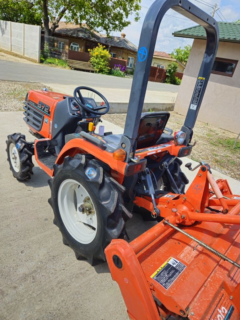 Tractor tractoras japonez KUBOTA B72 /4×4 / servodirectie