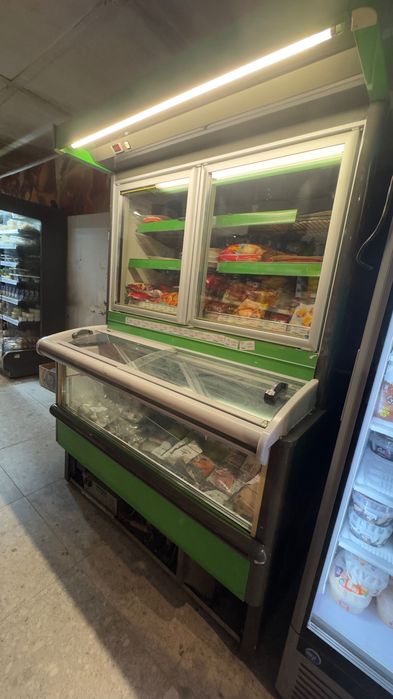 Хладилна витрина и две витрини за замразени продукти