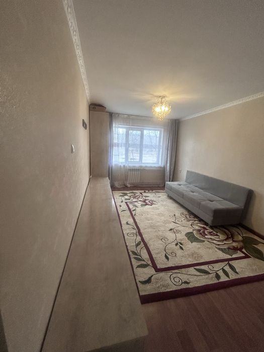 В Жанатасе 1 мкр. 9 дом. Срочно,двукомнатная квартира с мебелью,