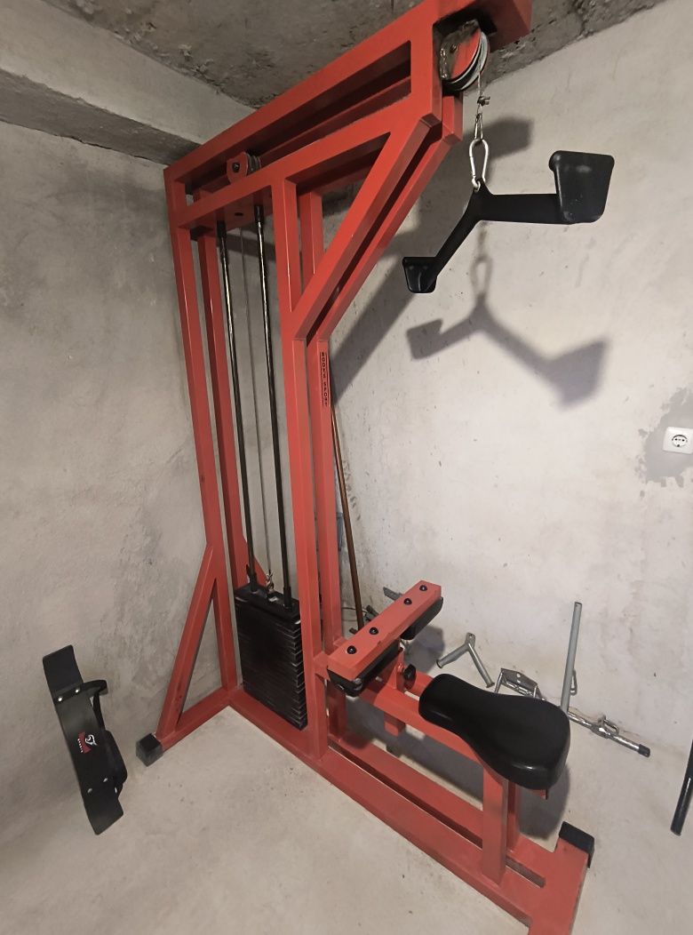 Скрипец горен, lat Machine - body sport