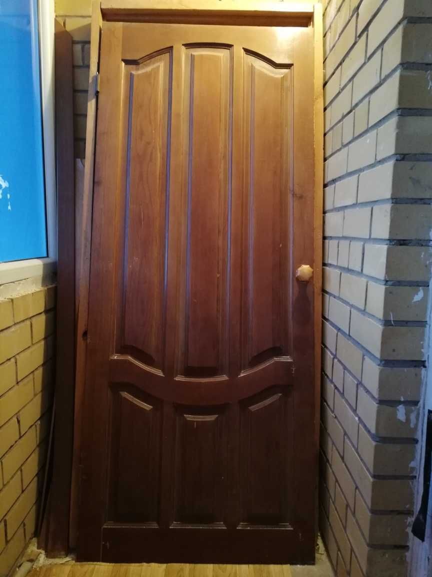 Продается дверь входная деревянная