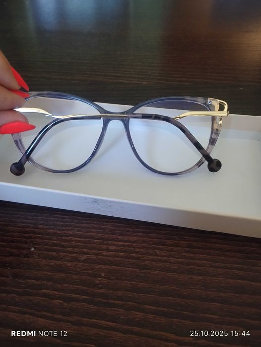 Чисто нови рамки за диоптрични очила