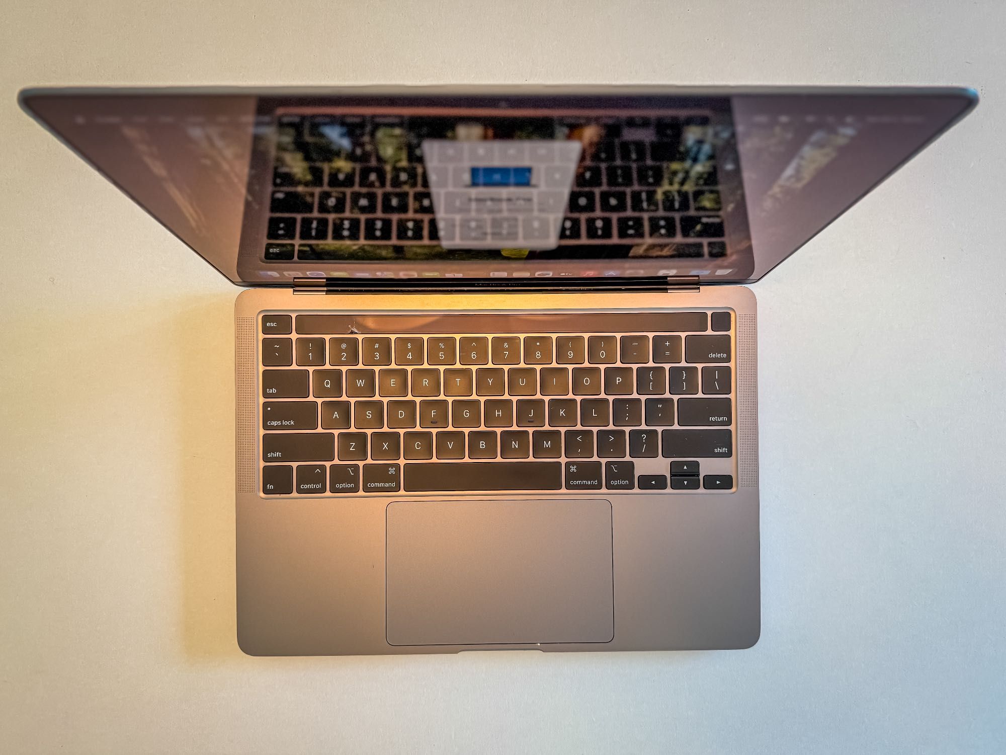  MacBook Pro 13" 2020 1.4 GHz 4 - Core Intel i5 8GB 256GB Space Gray