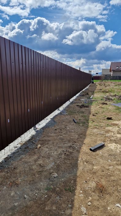 Construim la comanda dvs. garduri si porti din:
- panouri stil jaluzea