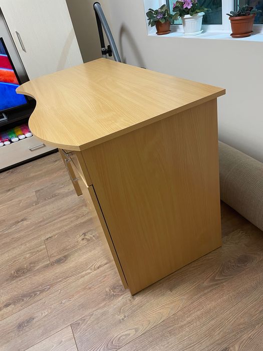 Продавам бюро, като ново