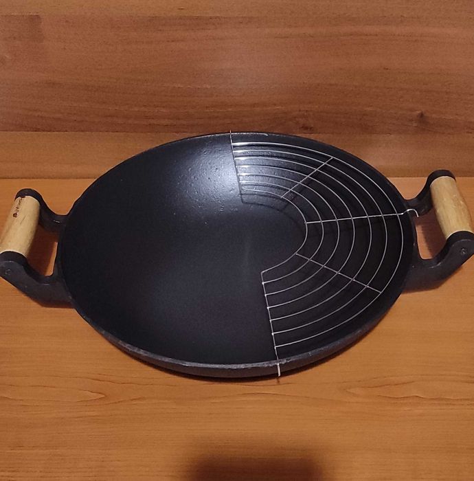 Много голям и масивен дълбок чугунен тиган