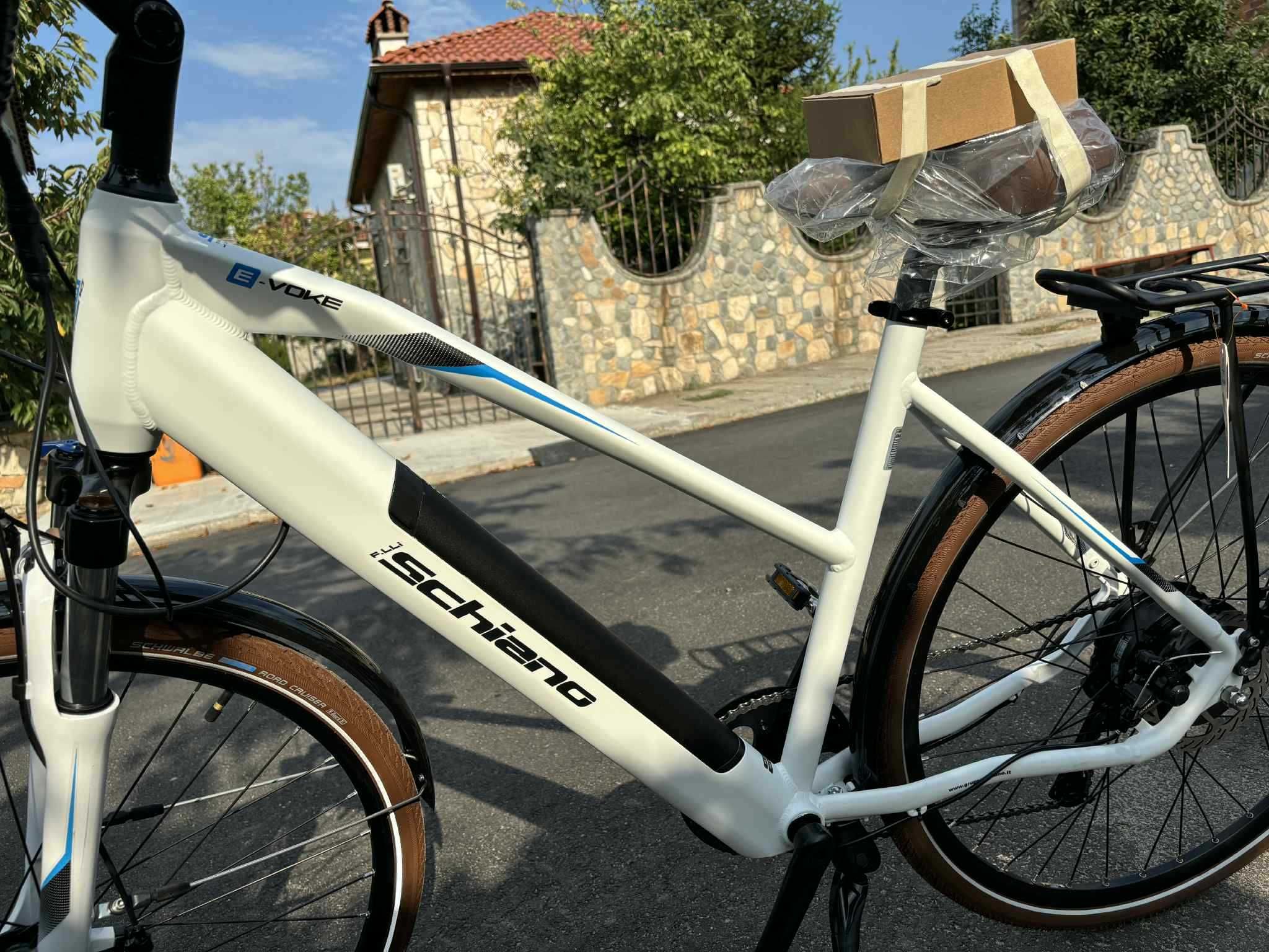 Електрически трекинг велосипед Е-Voke Schiano 28” 417.6Wh бял