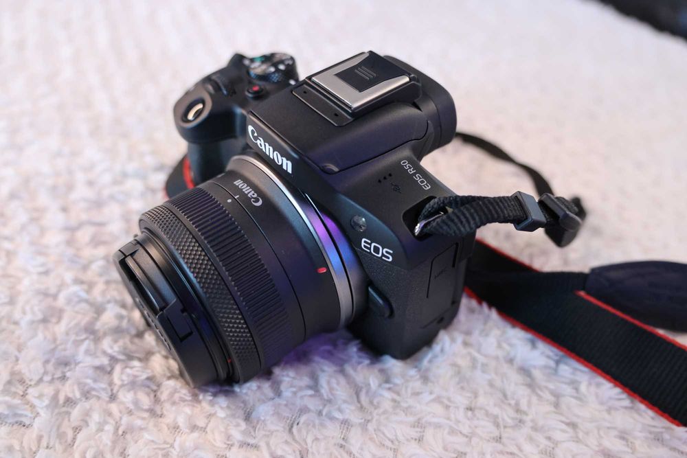 Canon R50 + Canon RF-S 18-45mm f / 4.5-6.3 IS STM с Гаранция до 2026