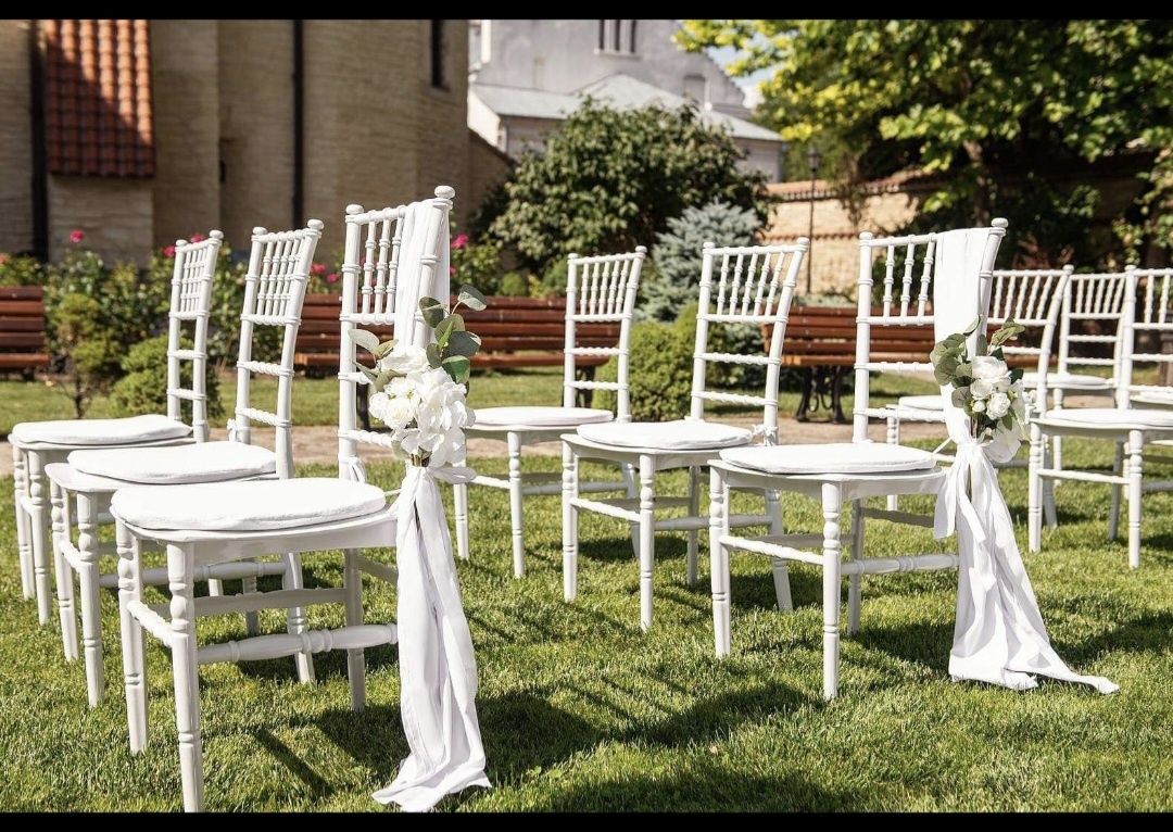 Vand scaune Chiavari si suporti decoratiuni florale disponibile 30 buc